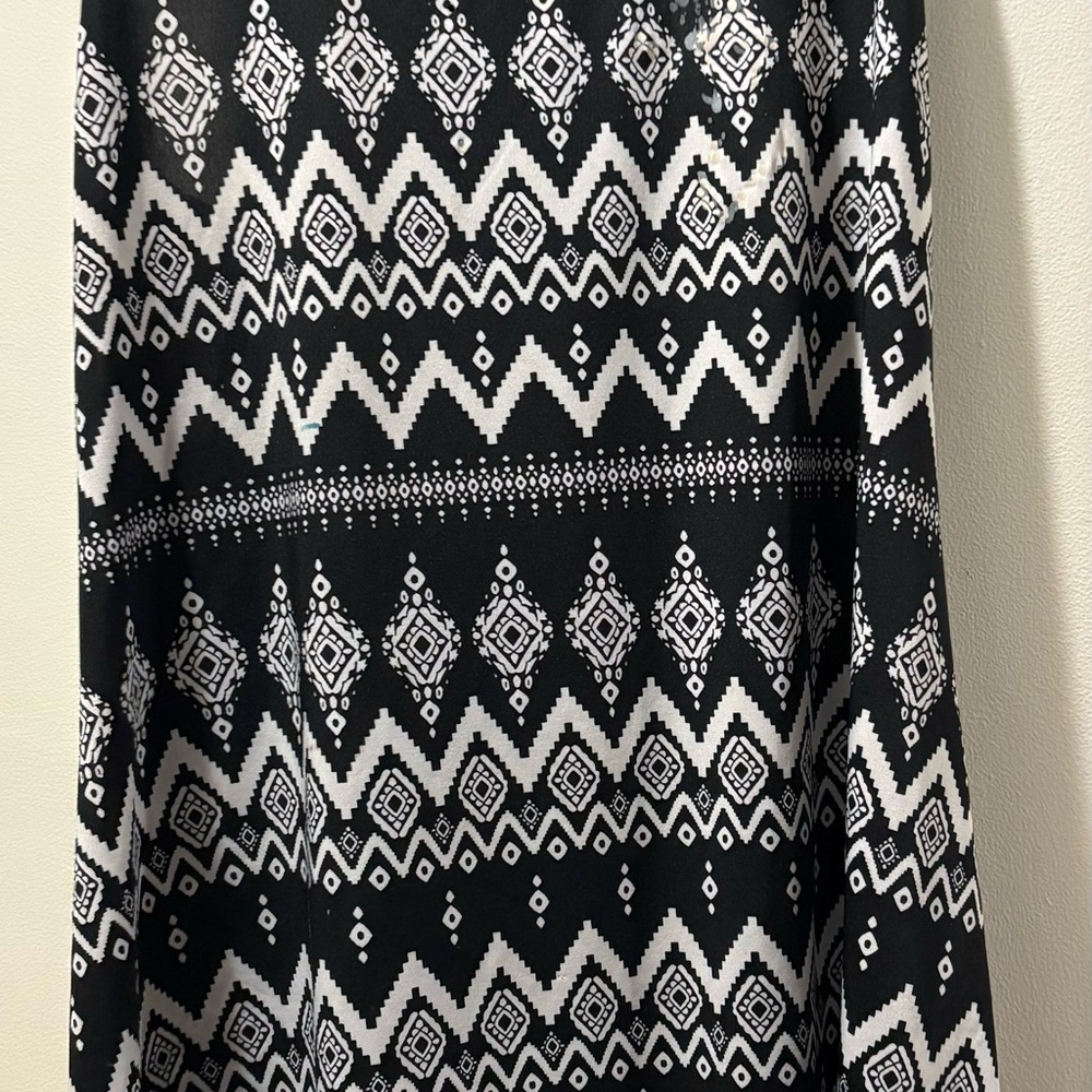 Black and White Patterned Women's Top - Picture 2 of 4